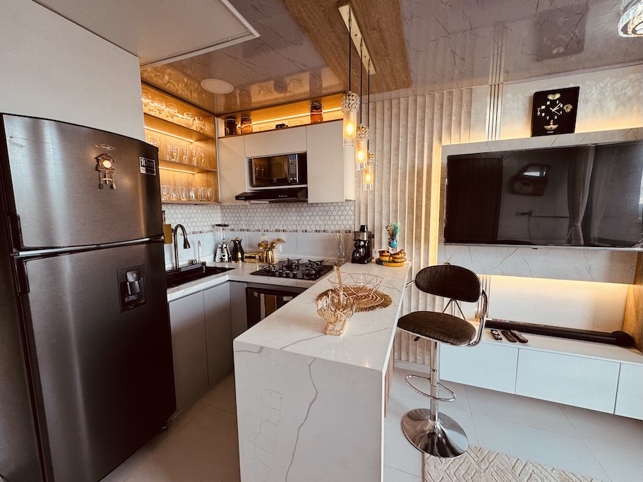 Cocina completamente equipada con electrodomésticos modernos