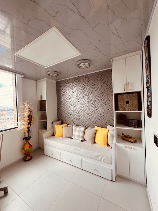 Baño moderno con hidromasaje y acabados de lujo